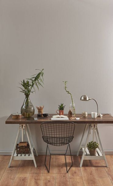 Wohnzimmer-Stil mit braunem Parkett. Zimmer mit Stuhl und Pflanzen zum Styling - Foto, Bild