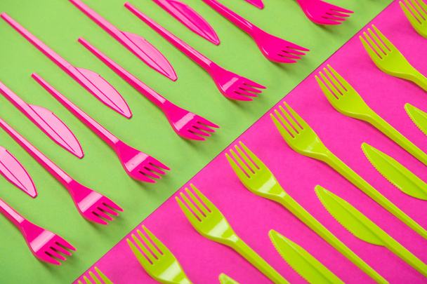 Composição de talheres de cozinha coloridos em um fundo brilhante vista superior
 - Foto, Imagem