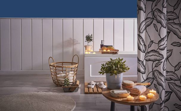 Fermer bougie et spa style objet savon, fond moderne de baignoire et rideau, salle de bain à la maison, objet bleu et blanc
 - Photo, image