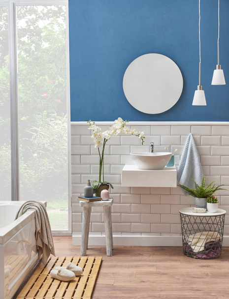 Wit en blauw muur, decoratie wit keramiek en wastafel stijl in de badkamer. Bad is voor de deur in de bad kamer stijl. - Foto, afbeelding