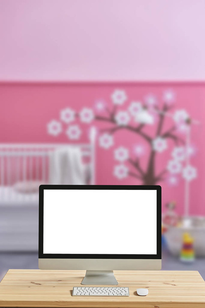 Dekoratif bebek veya çocuk oda stil arka plan ile ahşap masa bilgisayar ekranında yakından.  - Fotoğraf, Görsel