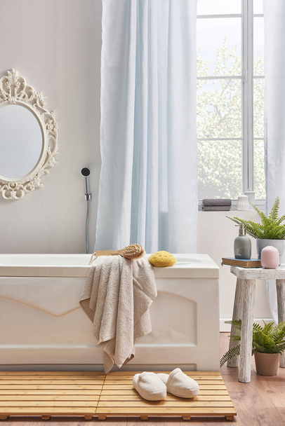 Salle de bain moderne et baignoire détail avec plancher mouillé en bois. Salle de bain décorative design, serviette et plante verte. Style vue jardin
 - Photo, image