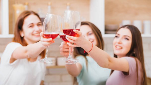 Cheers fél nők pohár vörös bor alkohollal való visszaélés - Fotó, kép