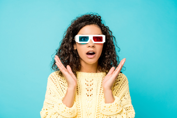 shocked curly african american woman wearing 3d glasses and gesturing isolated on blue  - 写真・画像