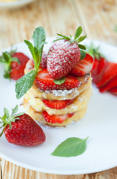 homemade curd pancake with strawberries - Foto, afbeelding