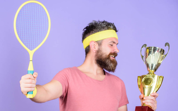 Tenis oyuncu kazanmak Şampiyonası. Atlet tenis raketi ve altın kadehi tutun. Tenis oyunu kazanmak. Adam hipster giyim spor kıyafeti sakallı. Başarı ve başarı. Ben katılmak her tenis maçı kazanmak - Fotoğraf, Görsel