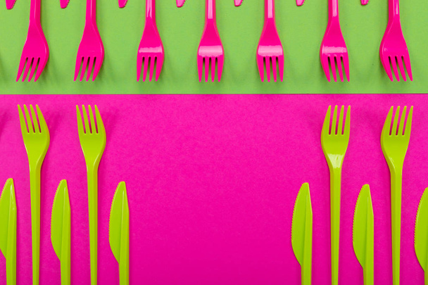 Renkli arka plan üzerinde izole plastik masa gereçleri kümesi - Fotoğraf, Görsel