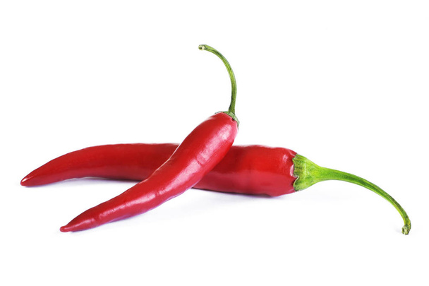 Red Hot chili peppers, wyciąć i na białym tle. Hot spice, red hot chili peppers. Widok z góry lub wysokiej kąt strzału. - Zdjęcie, obraz