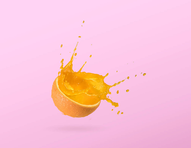 Tranche d'orange, éclaboussure de jus d'orange isolée sur fond plat
 - Photo, image