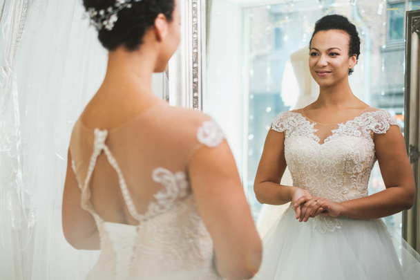 Krásné puzzle nevěsta vybírat svatební šaty svatební salon - Fotografie, Obrázek