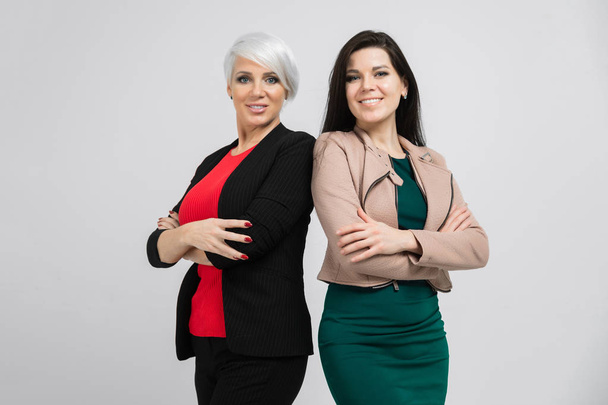 Portrét dvou mladých podnikání dámy v kostýmech izolované na pozadí - Fotografie, Obrázek