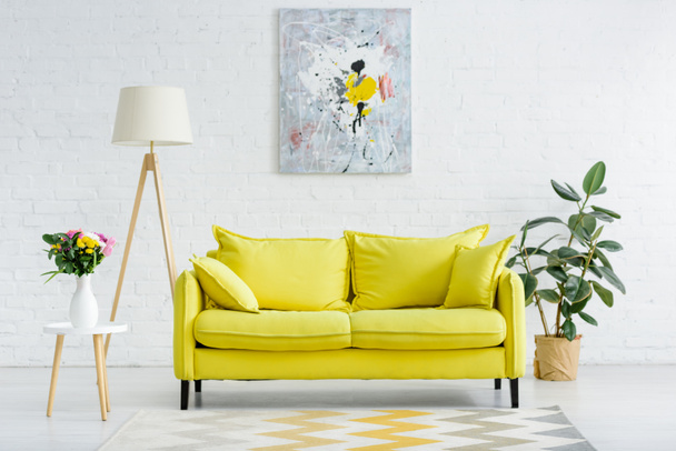 interior de la moderna sala de estar blanca con decoración y sofá amarillo brillante
 - Foto, Imagen