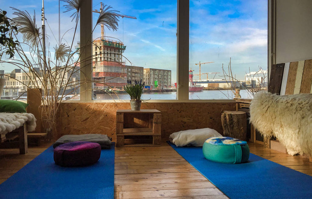 meditação ou tapetes de ioga no chão do barco
 - Foto, Imagem