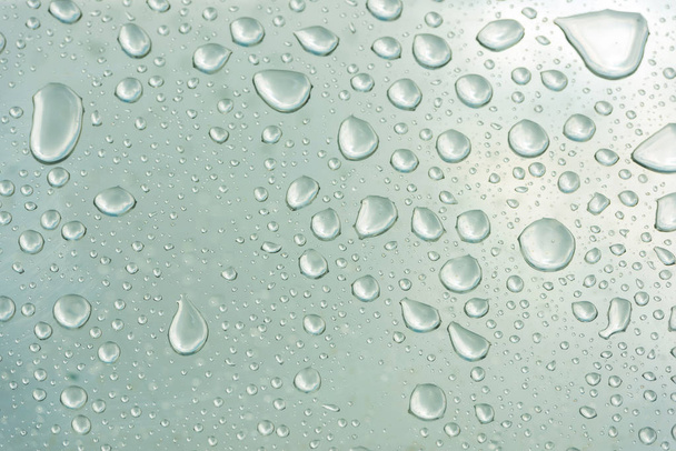 Gotas de agua en el vaso. Fondo abstracto con gotas de lluvia. Fachada de metal mojado
. - Foto, imagen