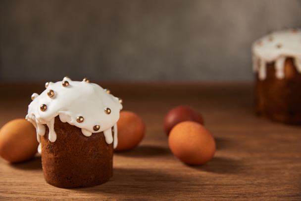 selective focus of traditional easter cake and painted chicken eggs  - Fotoğraf, Görsel