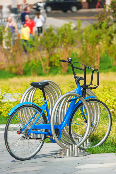 自転車用の駐車場路上で自転車を停めました。交通の環境に優しいモード。公園内に自転車用の無料駐車場があります。市内の無料レンタル自転車. - 写真・画像