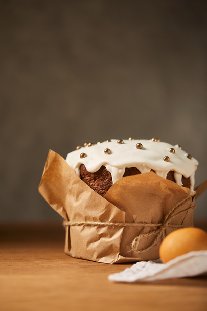 oeuf de poulet peint et délicieux gâteau de Pâques décoré de saupoudres
 - Photo, image