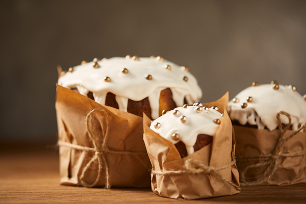 délicieux gâteaux de Pâques avec saupoudrer et glaçage sur une table en bois
 - Photo, image