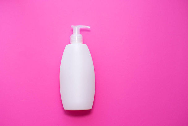 fehér műanyag palack spray rózsaszín alapon. Bőr, testápolás. Másolás. a szöveg helye - Fotó, kép