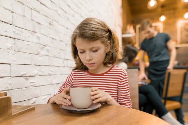 Little child girl in cafe with big cup of art drink - Fotografie, Obrázek