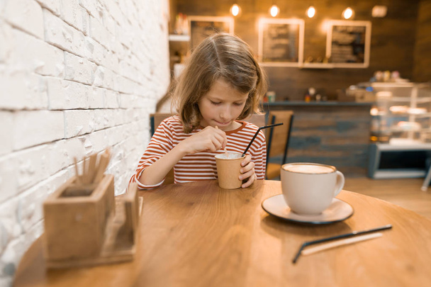 Little girl in a cafe with a milk drink - Fotoğraf, Görsel