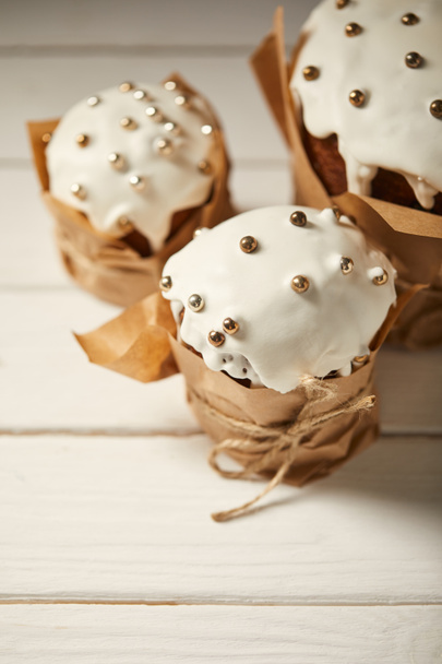 délicieux gâteaux de Pâques traditionnels sur la surface en bois blanc
 - Photo, image