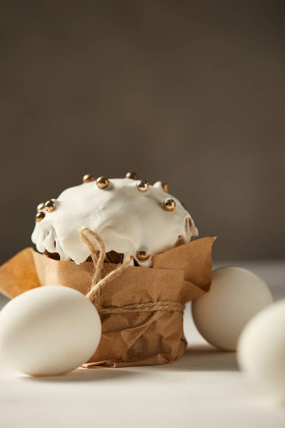 selective focus of delicious easter cake and chicken eggs - Foto, afbeelding