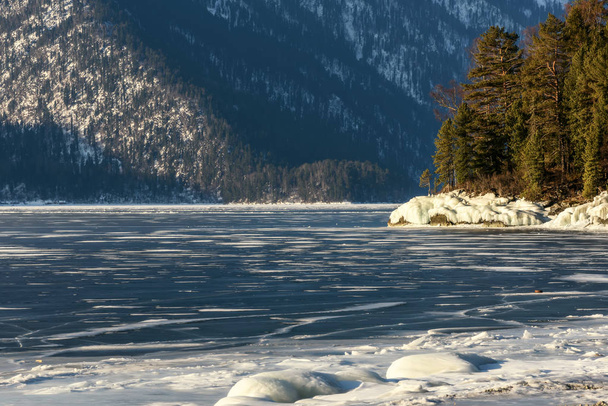 mountains lake ice floe forest - Foto, immagini