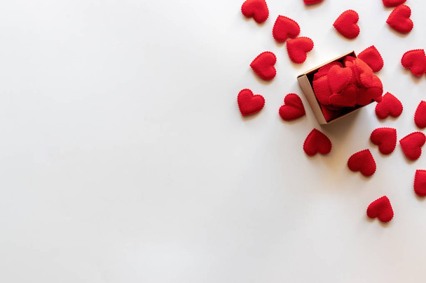 Herz aus rotem Garn auf weißem Hintergrund. Valentinstag-Konzept. - Foto, Bild