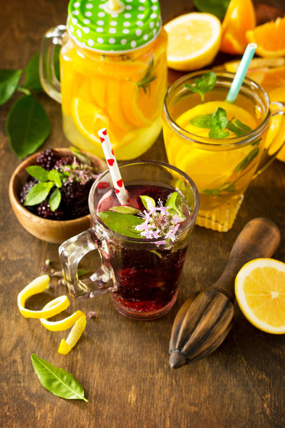 Frissítő nyári berry limonádé, citrom menta Tea és narancs Attila - Fotó, kép