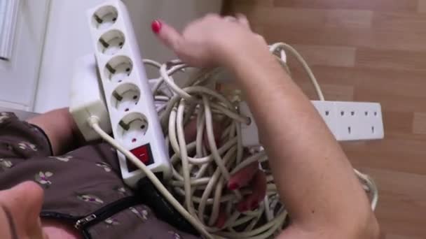 Γυναίκα με ηλεκτρικά καλώδια επέκτασης λωρίδα - Πλάνα, βίντεο
