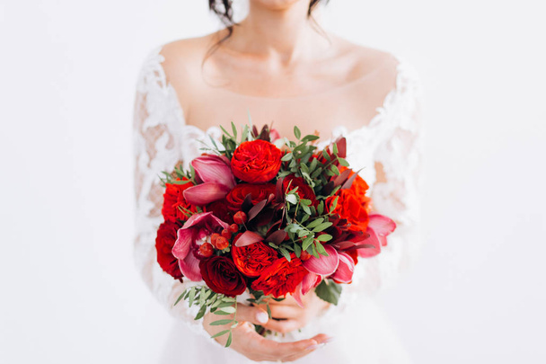 Red wedding bridal bouquet. - 写真・画像