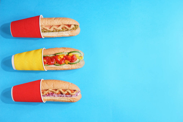 Csésze finom hot-dogot, színes háttérrel - Fotó, kép