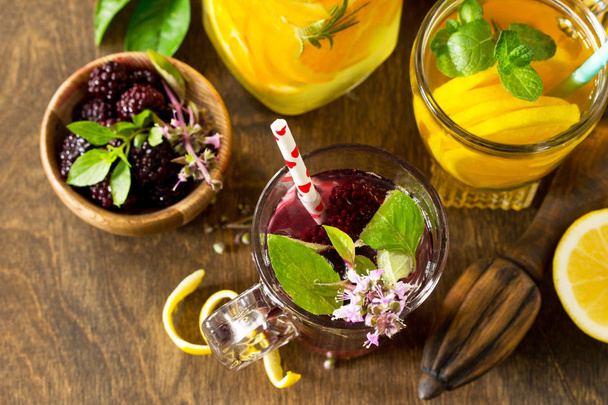 Verfrissende zomer berry limonade, citroen, munt thee en oranje Lemo - Foto, afbeelding