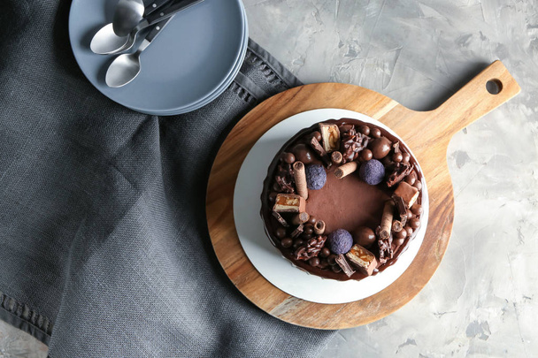 Sabroso pastel de chocolate en la mesa - Foto, Imagen