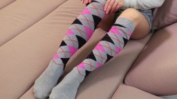 Mulher no sofá arrumado sobre meias de joelho
 - Filmagem, Vídeo