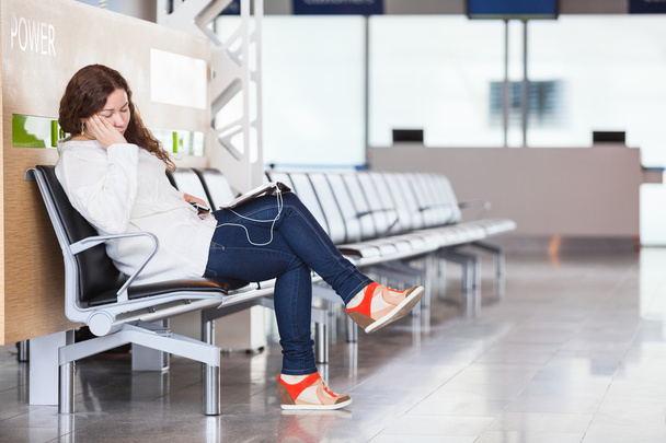 Tired transit passenger sleeping in airport lounge - Foto, Bild