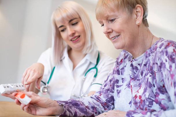 Infirmière discutant de médicaments avec une patiente âgée
 - Photo, image