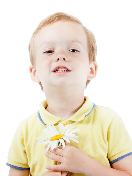 Niño feliz con manzanilla sobre un fondo blanco. Aislar
. - Foto, imagen