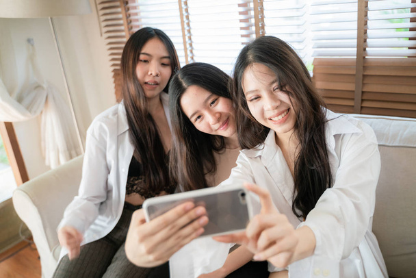 Sonriendo hermosa asiático negocios mujeres haciendo selfies foto
 - Foto, Imagen