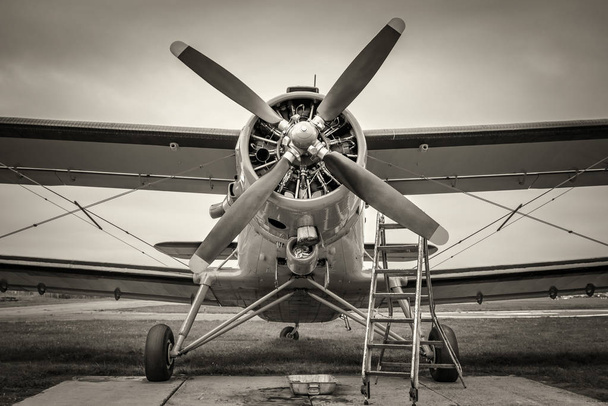 aviones históricos recibe servicio en un prado
 - Foto, Imagen