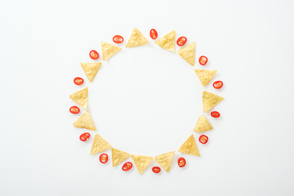 Nejlepší pohled na chutné nachos a plátky chilli papriček na bílém pozadí s prostorem pro kopírování  - Fotografie, Obrázek