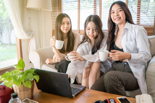 Groupe de femmes asiatiques d'affaires équipe assis sur canapé discuter ov
 - Photo, image