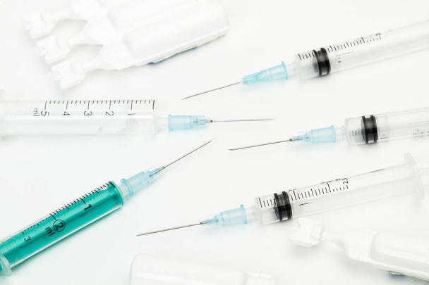 Disposable syringes and medical bottles - Foto, Bild