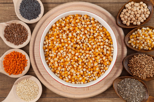 Variedad de granos y semillas - concepto alimentario saludable y diverso
 - Foto, imagen