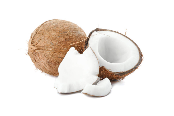 zwei Kokosnüsse, eine davon isoliert auf weißem Hintergrund - Foto, Bild