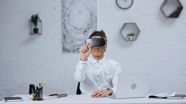 gutaussehender Geschäftsmann im Virtual-Reality-Headset im Büro  - Filmmaterial, Video