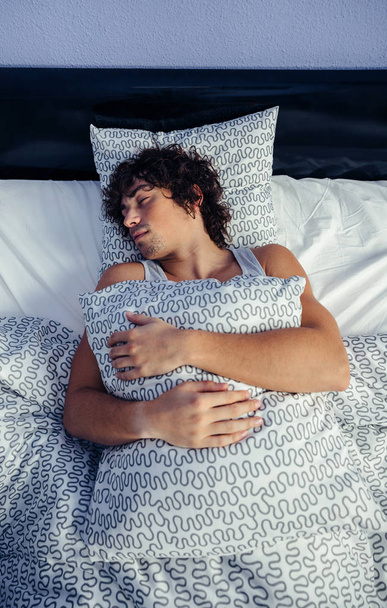 człowiek śpi w łóżku w domu - Zdjęcie, obraz