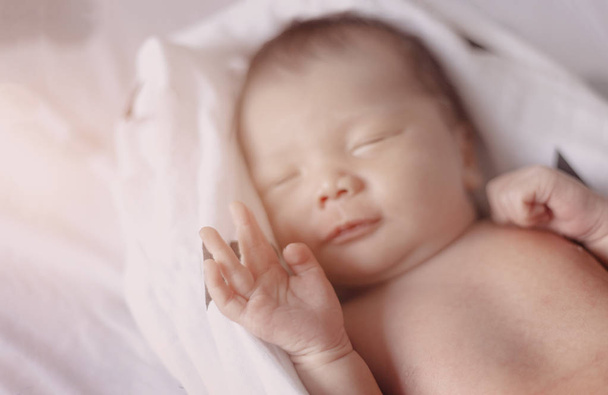 bon rêve nouveau-né dormir sur une serviette blanche
 - Photo, image