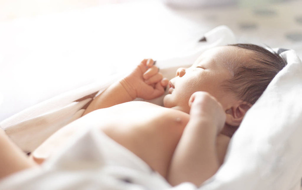 Dobrá, snění spánek nově narozené děti na bílý ručník - Fotografie, Obrázek